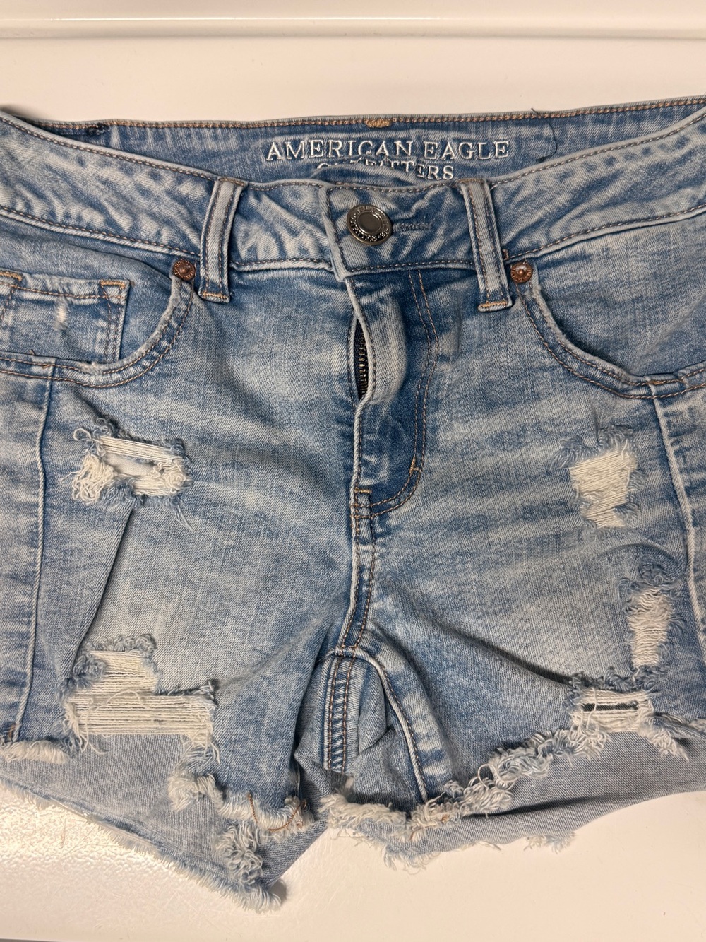 American Eagle Outfitters Light Wash Distressed Denim Shorts Midi sz 10